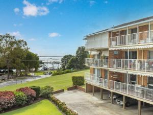 ein Apartmenthaus mit Blick auf eine Straße in der Unterkunft Teramby Court, 10,104 Magnus Street - Unit in Nelson Bay CBD, with water views, air con and wi-fi in Nelson Bay