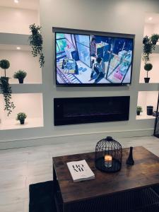 Et tv og/eller underholdning på Immaculate Modern Home with parking - Sleeps 8 -