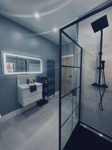 Kúpeľňa v ubytovaní Immaculate Modern Home with parking - Sleeps 8 -