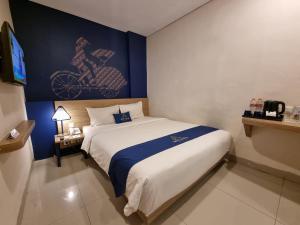 Postel nebo postele na pokoji v ubytování Arte Hotel Yogyakarta