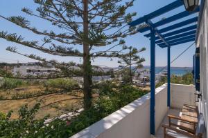 desde el balcón de una casa con un árbol en Tina's Apartments, en Adamas