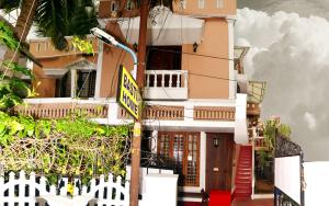 una señal de calle amarilla frente a un edificio en Bastian Homestay, en Kochi