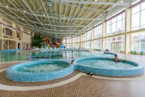 בריכת השחייה שנמצאת ב-PARADISE Resort Hotel או באזור