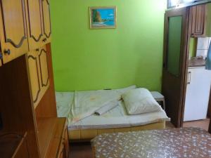 Habitación verde pequeña con cama. en Stan na dan Foča, en Foča