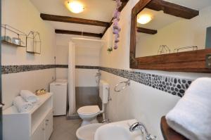 Phòng tắm tại House IVA +17 ảnh