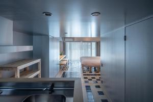 - une cuisine avec évier et un lit dans une chambre dans l'établissement Seven Stories, à Nagoya