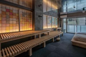 une chambre avec bancs et vitraux dans l'établissement Seven Stories, à Nagoya