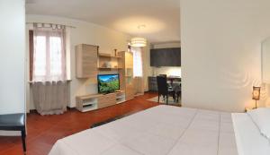 A television and/or entertainment centre at Claudio Appartamenti