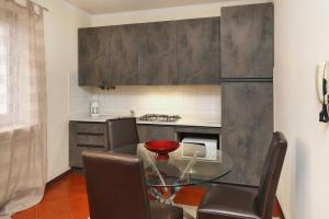 A kitchen or kitchenette at Claudio Appartamenti