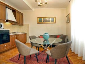 A kitchen or kitchenette at Claudio Appartamenti