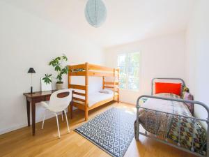 um quarto com uma cama, uma secretária e uma mesa em Picturesque flat with swimming pool em Roquefort Les Pins