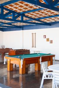una mesa de billar en una habitación con techo azul en Hotel Arrastão, en São Sebastião