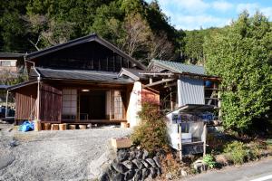 una casa sul lato della strada di Kamenarien a Ema
