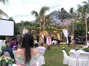 un grupo de personas en una boda en un jardín en Grand Harvest Resort & Villas, en Banyuwangi 171 fotos más
