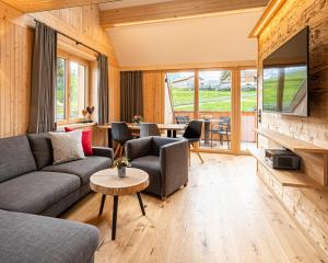 sala de estar con sofá y mesa en Nattrars Huimat, en Obermaiselstein