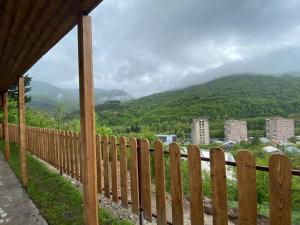 uma cerca de madeira com vista para uma montanha em Popock Dilijan 1 em Dilijan