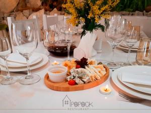 una mesa con un plato de comida y copas de vino en Popock Dilijan 1, en Dilijan