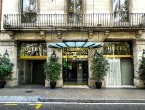 uma loja na frente de um edifício com plantas na frente em Caledonian em Barcelona