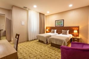 Postel nebo postele na pokoji v ubytování West Shine Hotel