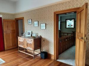 TV a/nebo společenská místnost v ubytování Wainono Homestead