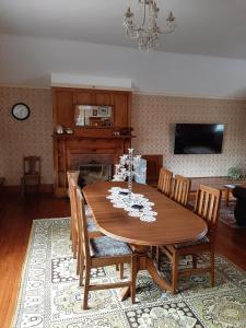 TV a/nebo společenská místnost v ubytování Wainono Homestead