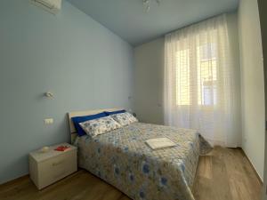een kleine slaapkamer met een bed en een raam bij Sogni di Sabbia in Porto Potenza Picena