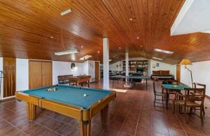 una grande stanza con un tavolo da biliardo di Villa Sol e Mar Garajau Madeira a Caniço