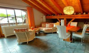 ein Wohnzimmer mit einem Tisch und Stühlen in der Unterkunft Apartment Leonie in Garmisch-Partenkirchen