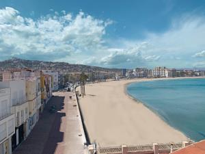 Blick auf einen Strand mit Gebäuden und das Meer in der Unterkunft Apartamentos Castillo Peñiscola 3000 in Peñíscola + 44 Fotos