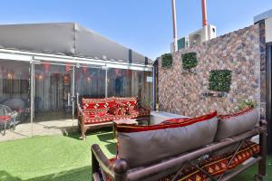 un patio con due divani posti a sedere in un cortile di Fawasel Tabuk 2, Al Ulaya فواصل تبوك2 a Tabuk