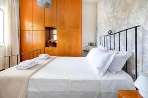 A bed or beds in a room at Villa Elihrisos