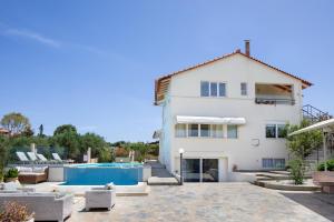 The swimming pool at or close to Villa Elihrisos
