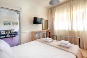 A bed or beds in a room at Villa Elihrisos