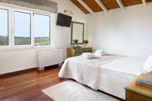 A bed or beds in a room at Villa Elihrisos