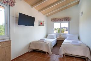 A bed or beds in a room at Villa Elihrisos Még 37 kép