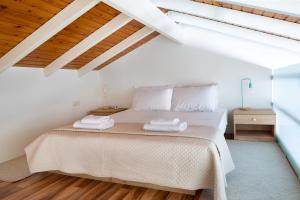 A bed or beds in a room at Villa Elihrisos