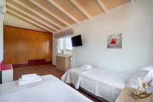 A bed or beds in a room at Villa Elihrisos
