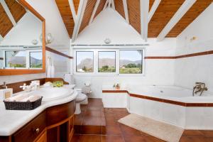A bathroom at Villa Elihrisos