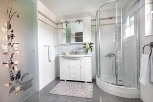 A bathroom at Villa Elihrisos