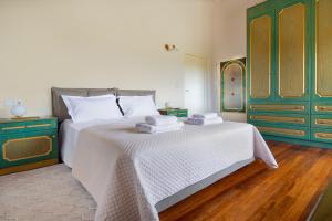 A bed or beds in a room at Villa Elihrisos