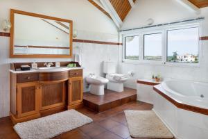 A bathroom at Villa Elihrisos