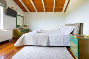 A bed or beds in a room at Villa Elihrisos