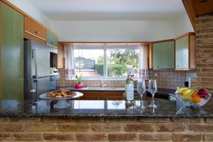 A kitchen or kitchenette at Villa Elihrisos