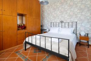A bed or beds in a room at Villa Elihrisos