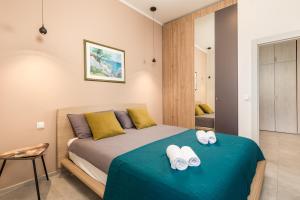 sypialnia z łóżkiem z ręcznikami w obiekcie Apartmani Heni w mieście Vrbnik