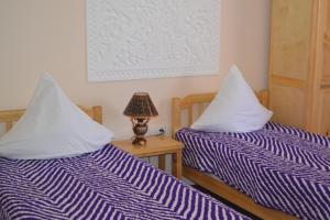 twee bedden naast elkaar in een kamer bij HOTEL KALA KHIVA in Khiva +57 foto's