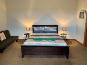 Cama ou camas em um quarto em Bee’s Place - 3 bedroom home on 10 acres of land with distant ocean views