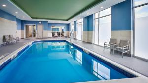A piscina em ou perto de Holiday Inn Express & Suites Windsor East - Lakeshore, an IHG Hotel
