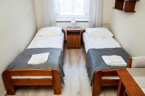 Łóżko lub łóżka w pokoju w obiekcie Pokoje w Kuźnicy u Andrzeja
