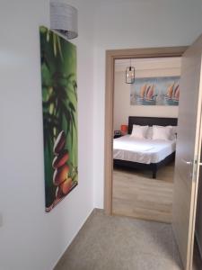 コンスタンツァにあるCasin Summer Apartmentのベッドルーム1室(ベッド1台、鏡付)